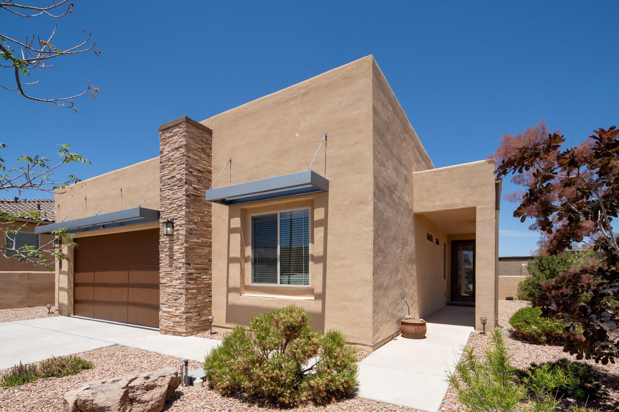 Presenting your new dream home! Located in the desired Mariposa community in Rio Rancho New Mexico, this stunning home blends style with comfort. The gourmet kitchen opens into a spacious floor plan with tile & laminate flooring. No Carpet!  The large primary suite is its own retreat offering peace & privacy This gem sits in on a spacious .27-acre corner lot boasting a back yard oasis complete with a tranquil flowing water feature that'll make you feel like you're creekside . And the extra perks!  Mariposa's top-notch amenities include 2 pools, full gym, yoga & Pilates. Over 200 trails wind through this high-desert beauty. Bonus: a brand-new neighborhood restaurant just opened.