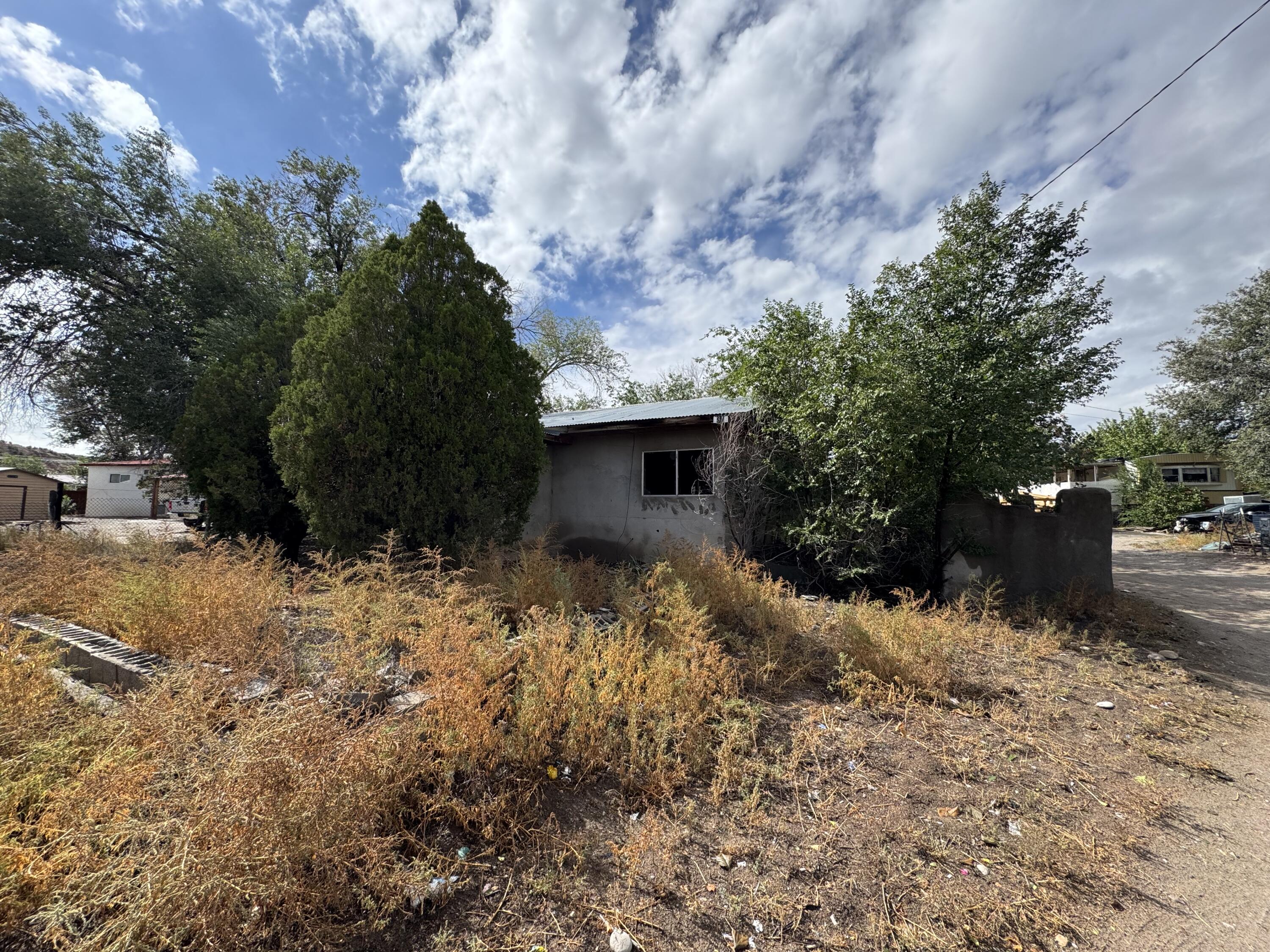 Investors! Please come check out this property has all utilities ready to go, looking for the right person to show it some love! Offering real estate contract p[ease contact for more info.
