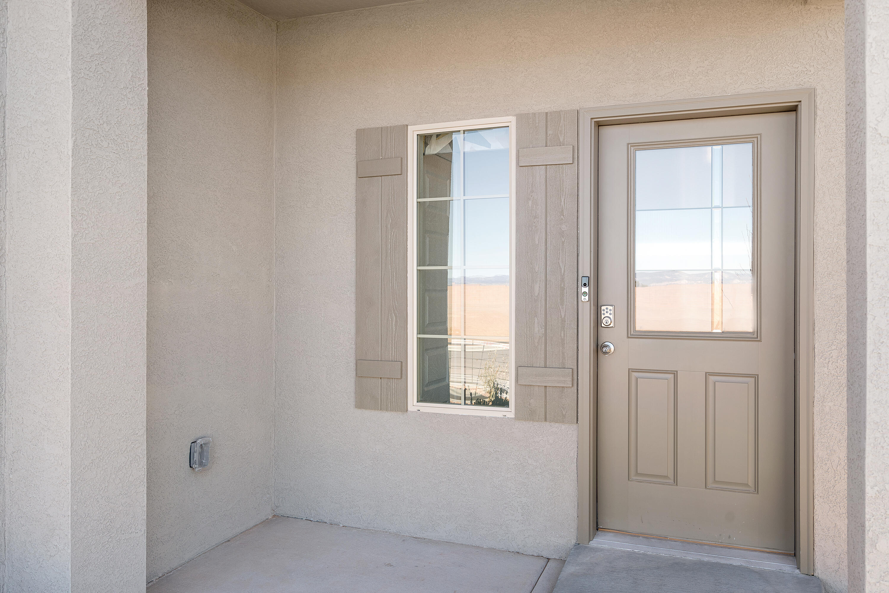 Welcome to The Sophia - a 1,420 sq. ft. home in Los Lunas featuring 3 bedrooms and 2 baths. Enjoy a modern kitchen with stainless steel appliances, a durable tile roof, and a covered patio perfect for relaxing or entertaining. Located with easy interstate access, this stylish and functional home offers comfort, convenience, and quality living in a prime location.