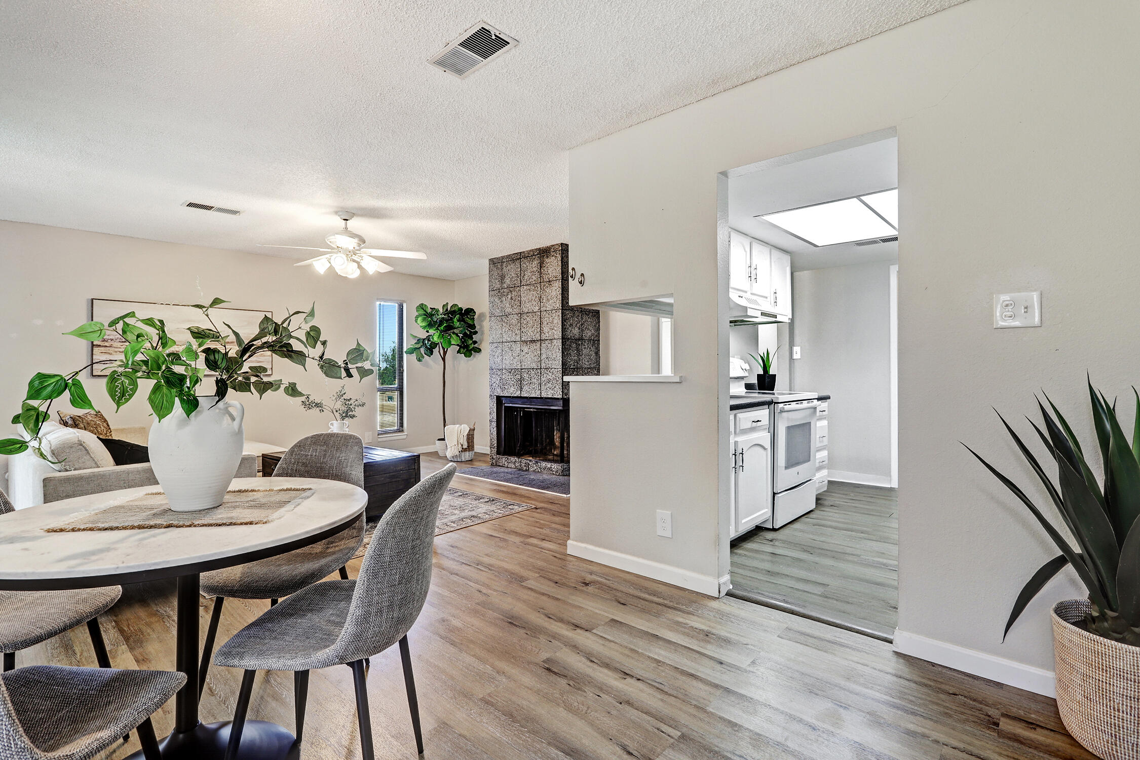 Little Turtle Community Beauty!! This Property Features a functional open floor plan, 2 Bedroom, 2 Bath, Balcony, Fire Place, Recently Updated, Ready for the new Owner!