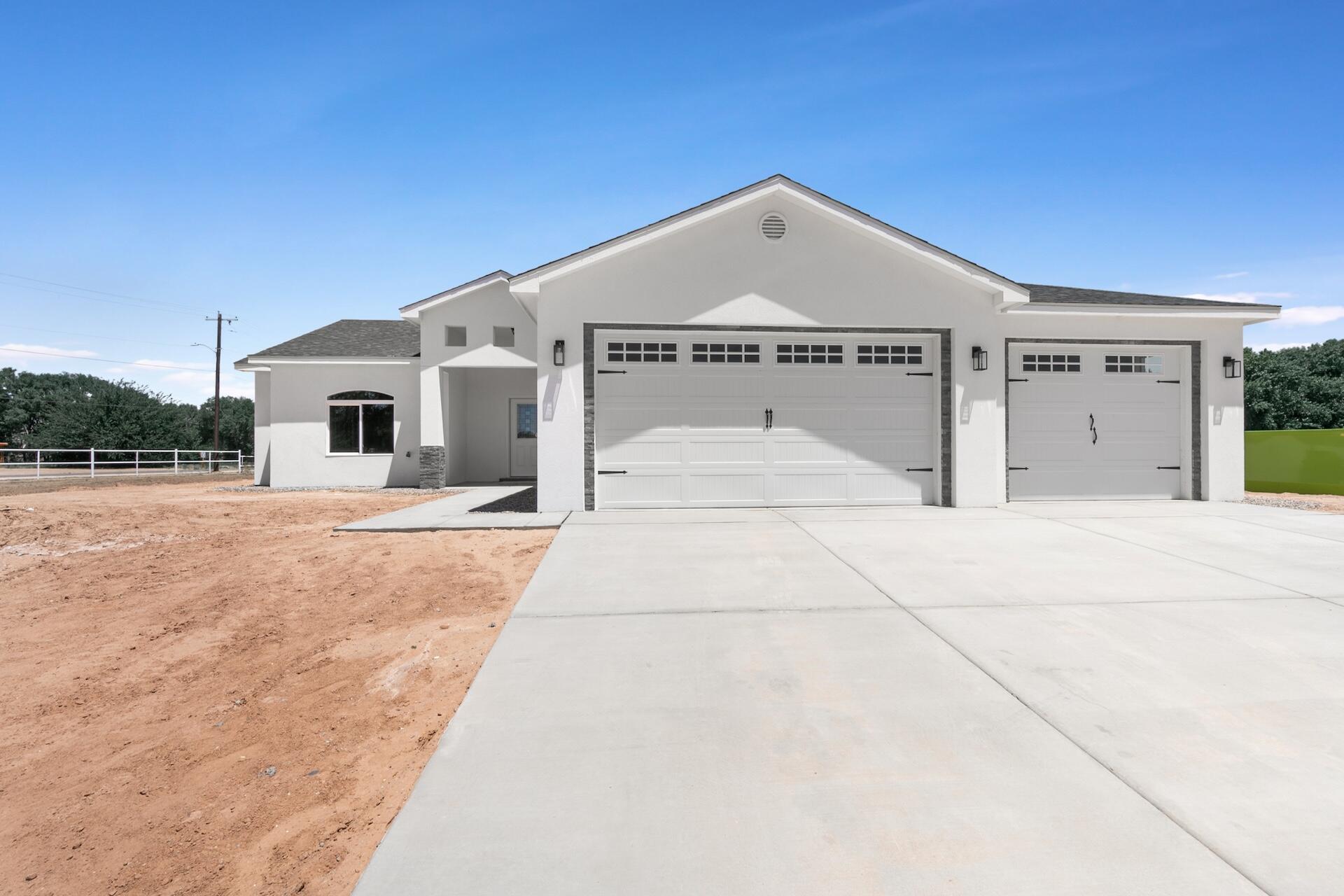 New construction home conveniently located in the heart of Los Lunas. Situated on one acre and built with quality craftmanship, this home has many features that are sure to meet your needs and wants in your next home! You will enjoy cooking in a nice open kitchen with granite and an abundant amount of counter top space and cabinetry, plus a sizable pantry. Living area is spacious, bright and full of light. The generously sized primary bedroom includes a divine en suite bathroom.Proposed construction - Pictures are from a previous build. Colors and features are subject to change