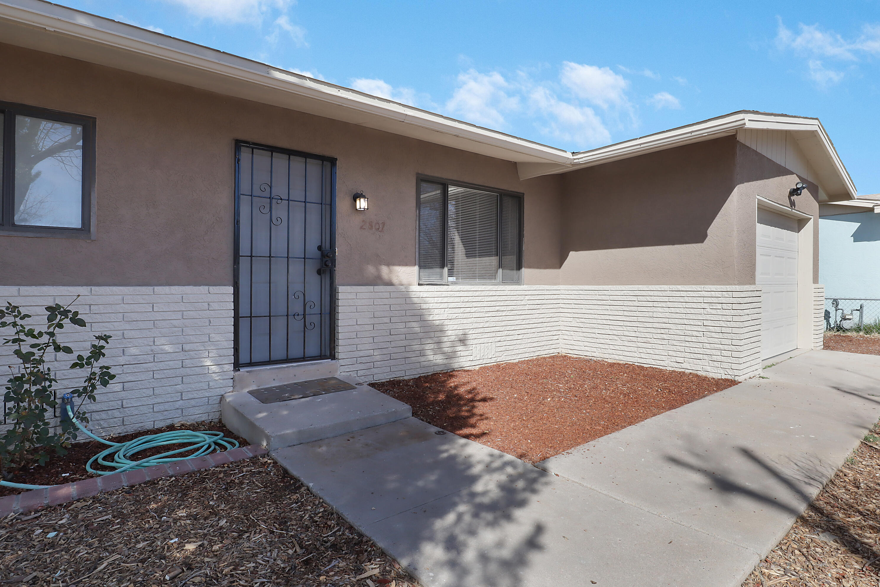 Welcome to this beautiful remodeled on the North Valley community. This nice house Offers 3 Bed/1.5 Bath with a back yard.  New Stainless-Steel appliances.  Come and take  a look at this home today.   READY TO MOVE IN!!!