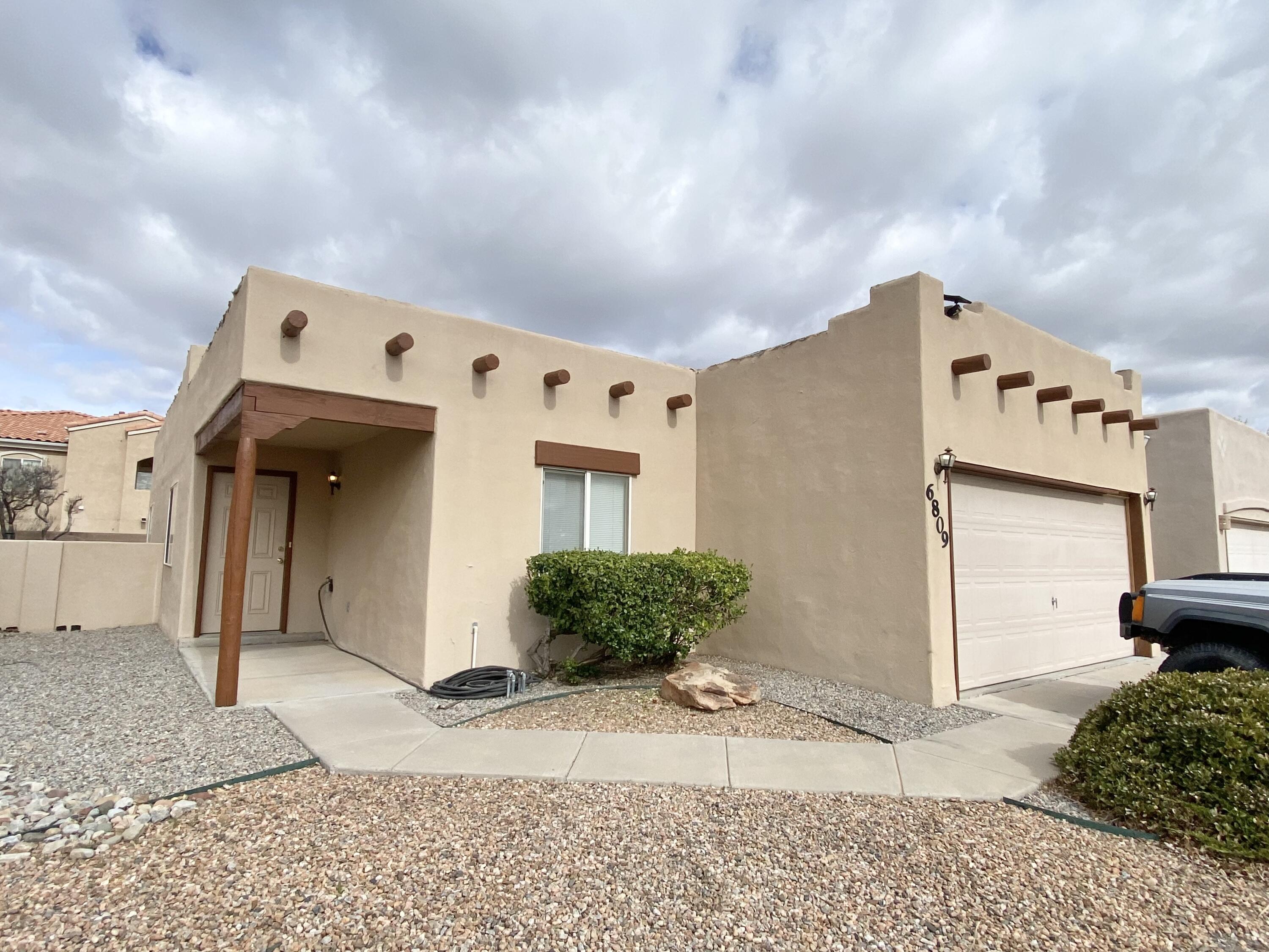 6809 Calle Laguna NE, Albuquerque, NM 