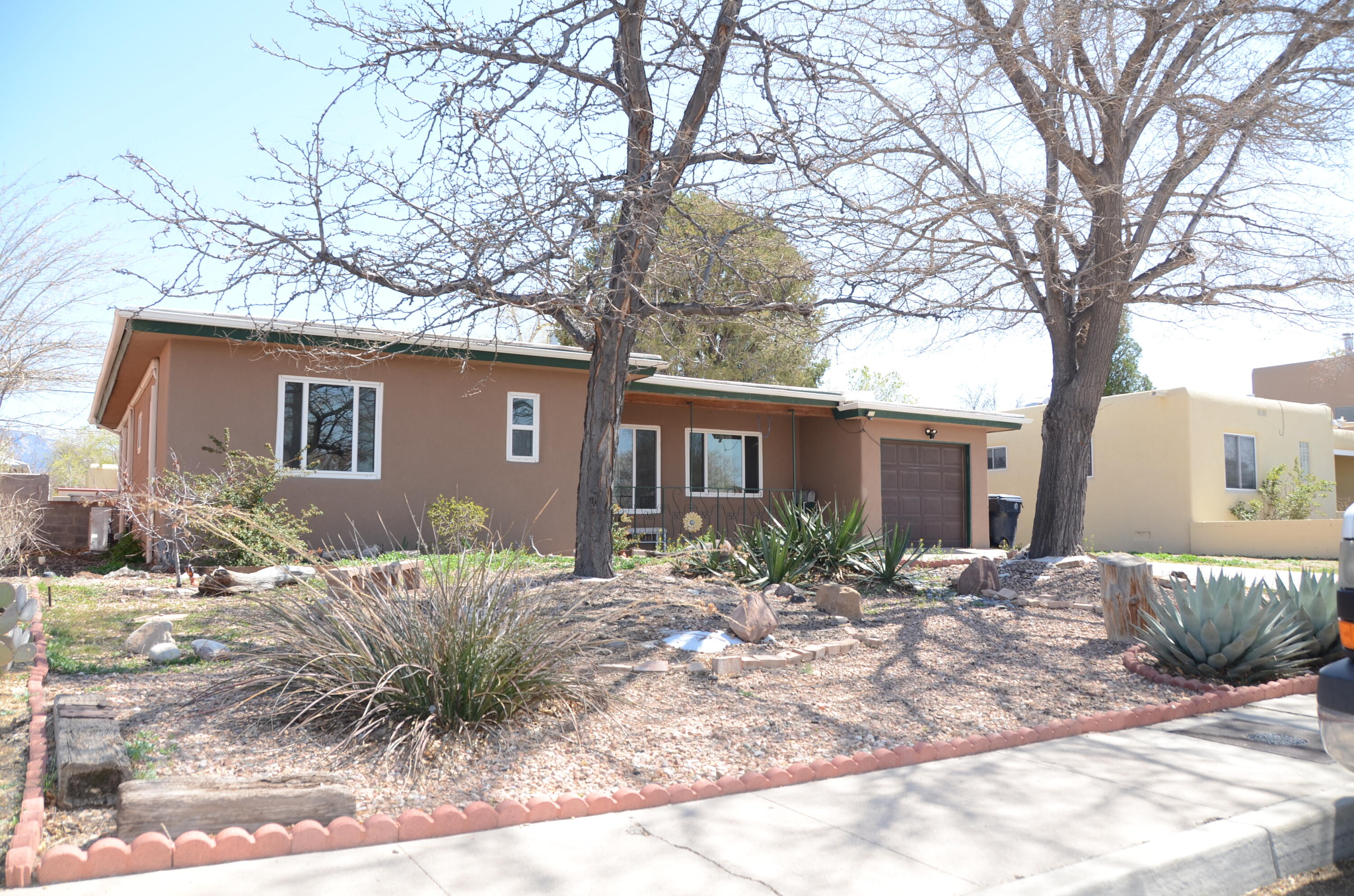 1828 Florida Street NE, Albuquerque, NM 