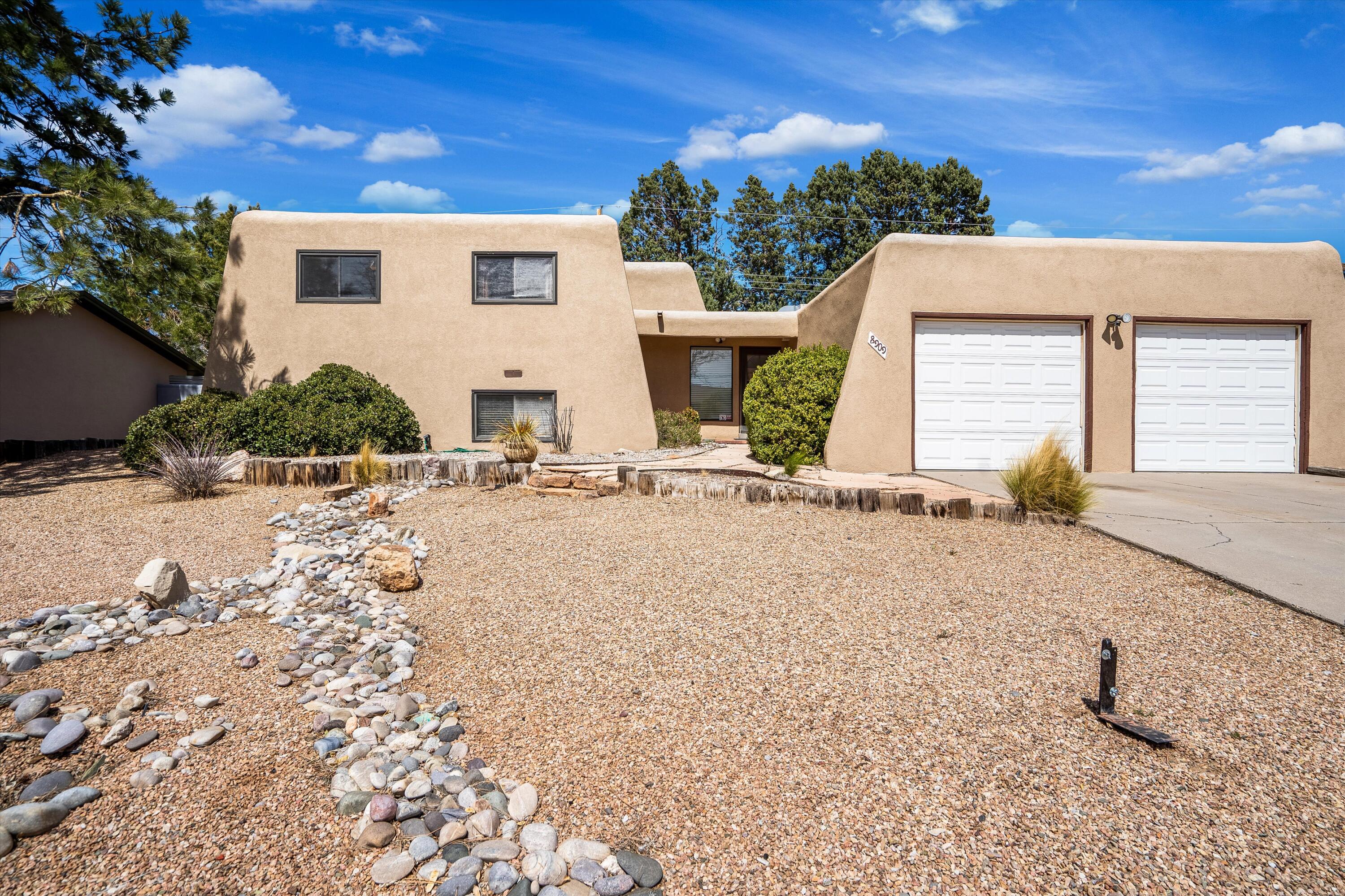 8909 Lagrima De Oro Road NE, Albuquerque, NM 