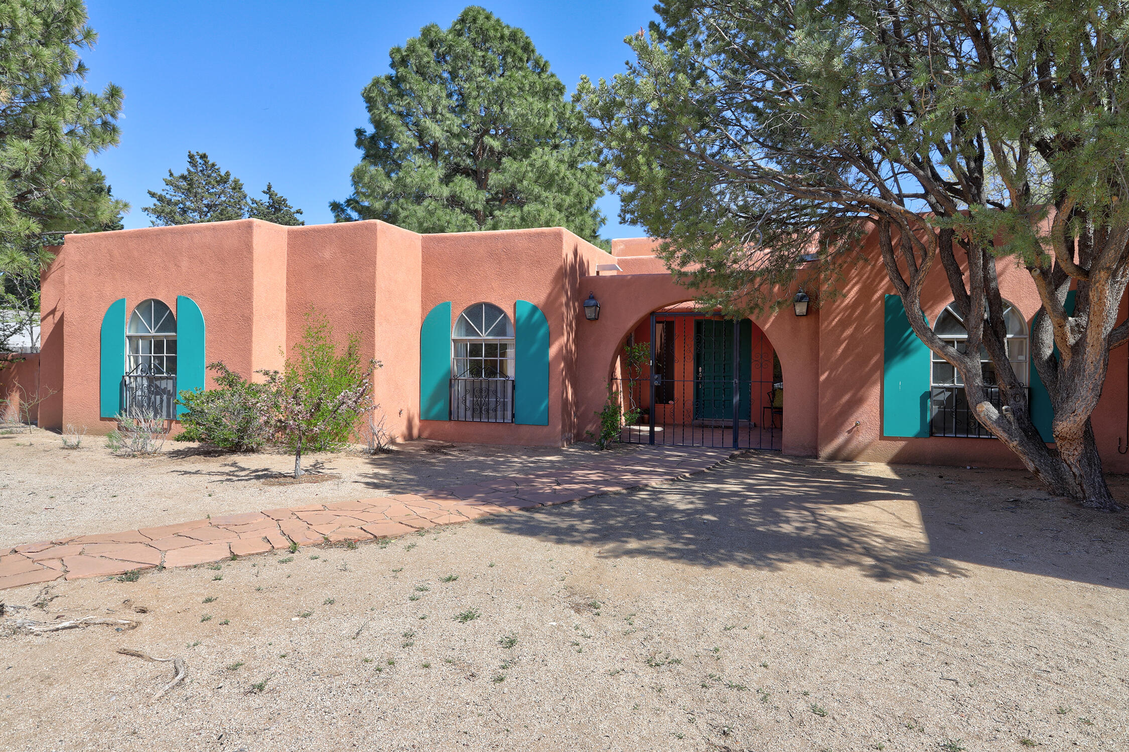 1020 Brazos Place SE, Albuquerque, New Mexico 87123, 5 Bedrooms Bedrooms, ,3 BathroomsBathrooms,Residential,For Sale,1020 Brazos Place SE,1060149