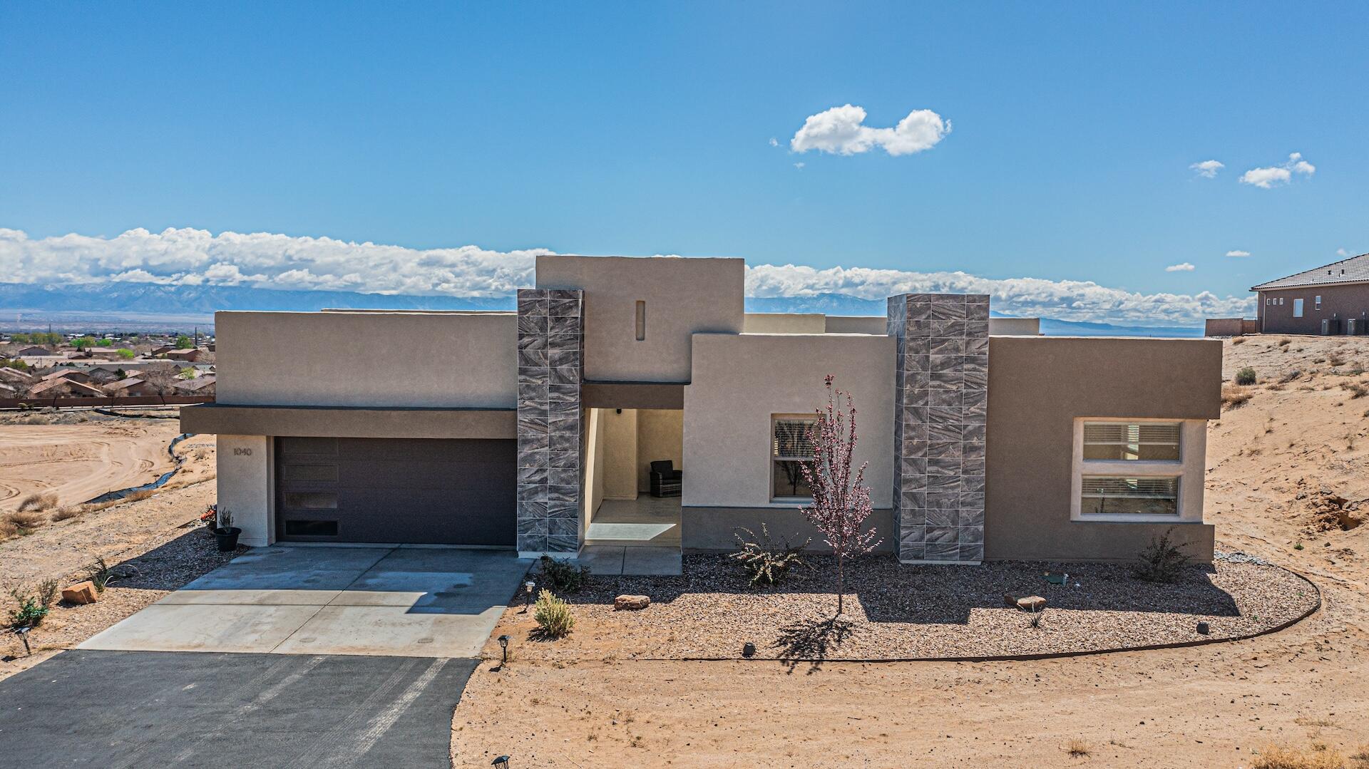 Discover the epitome of modern luxury at Bluffs at El Cerro--a stunning residence boasting panoramic vistas. Nestled on a sprawling acre plot, this centrally positioned home in Los Lunas offers convenient freeway access. Don't let this unparalleled opportunity slip away--schedule your viewing today and experience perfection firsthand!