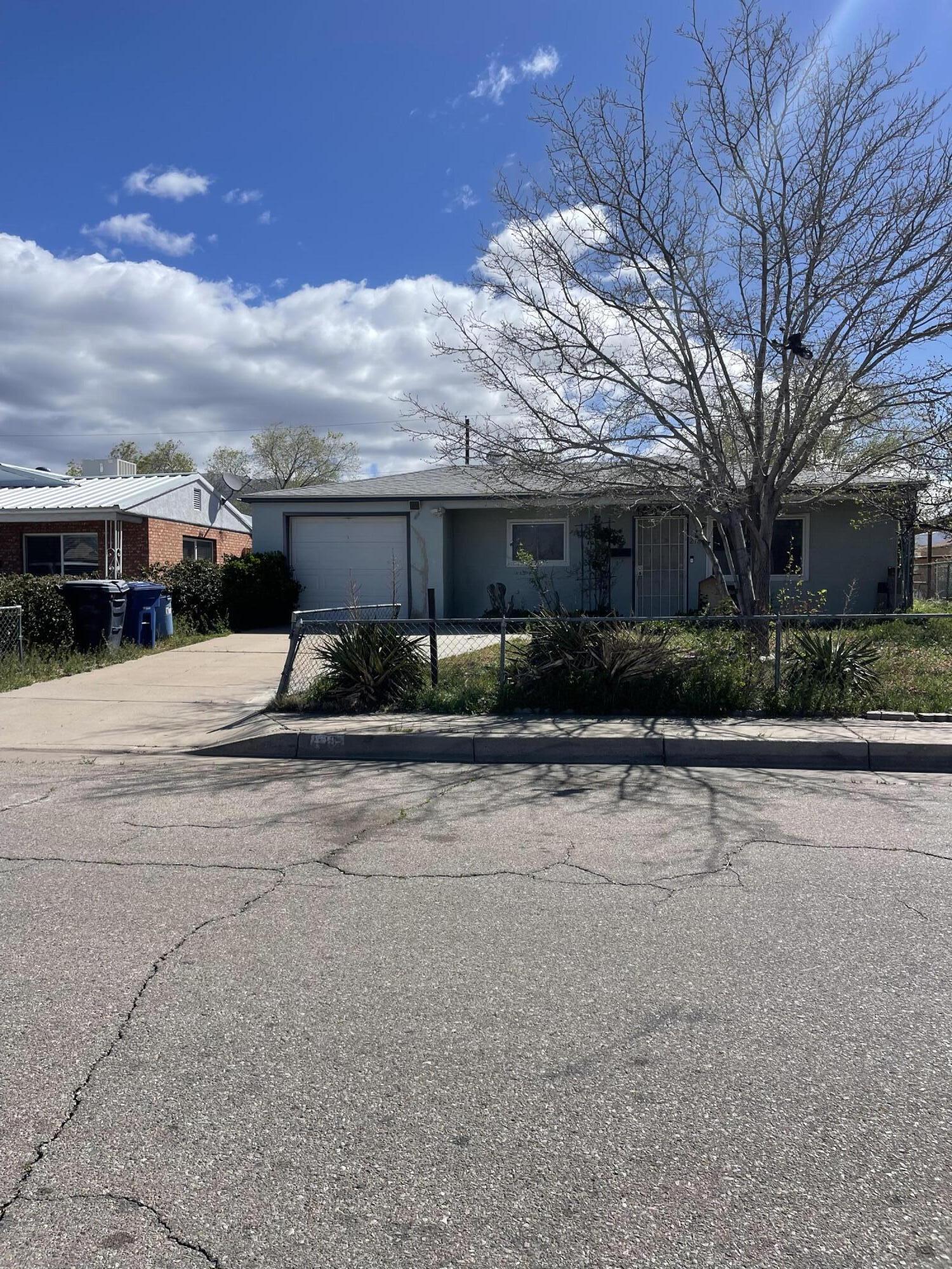 216 Espejo Street NE, Albuquerque, NM 