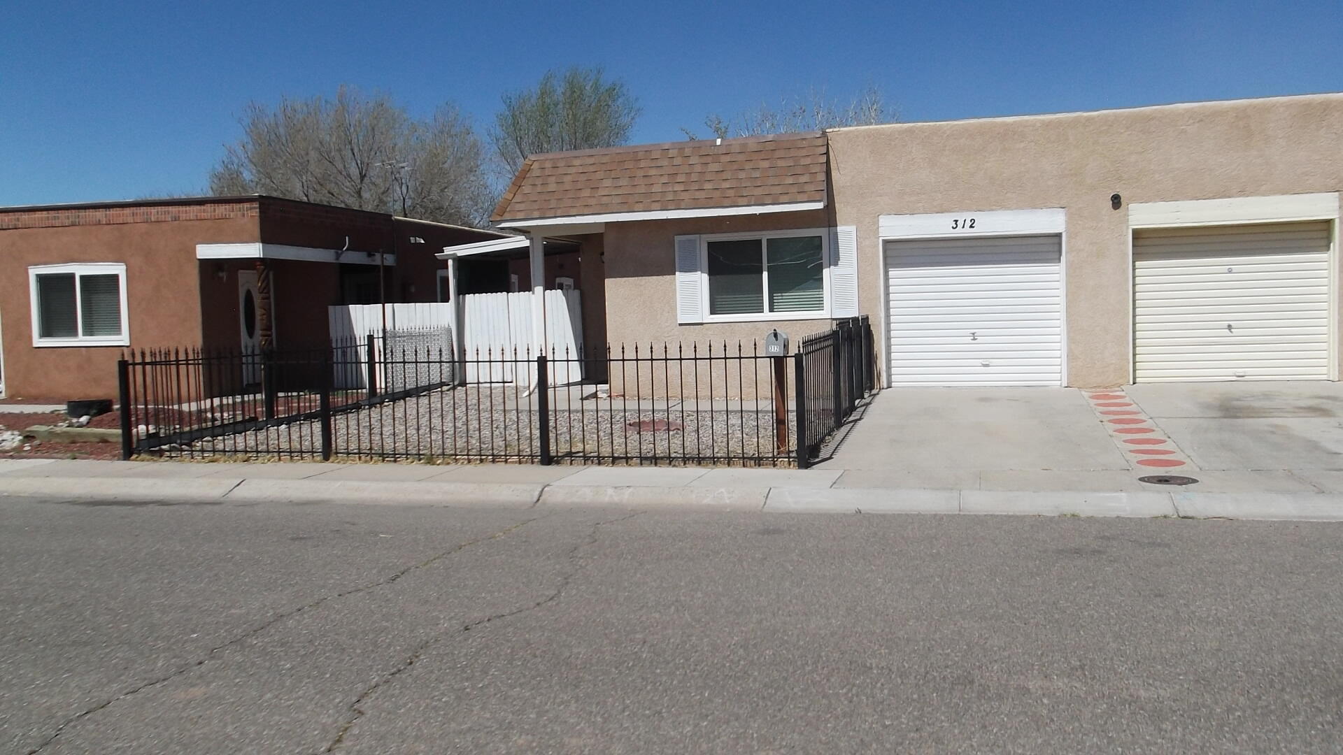 Lovely townhouse in the center of Los Lunas, close to the transportation center, schools, shopping in quiet neighborhood. A must to see, won't last long. Property has completely been remodeled , new TPO roof, paint and much more.