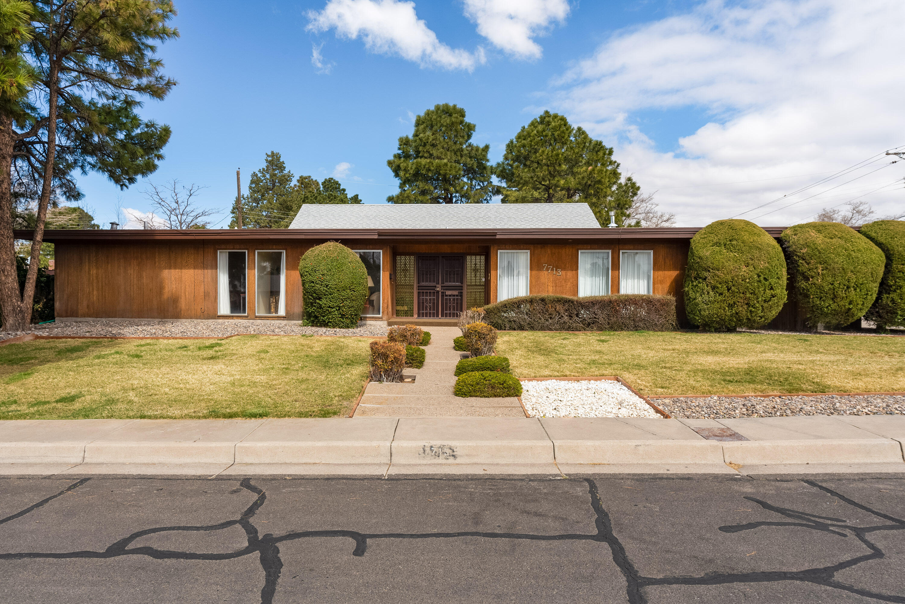 Lovely Ranch Style home with ample space and tons of naural sunlight. 5 bedrooms, maybe 6, Two living areas, a formal dinning room, and kitchen eating area, huge back patio and dog run area. The extra bed room with a private entrance can be used as an office, an exersise room, a Sewing/ quilting room, extra strorage or pantry, the possibilites are endless. The Laundry room is large enough for that extra reidgerator and freezer.