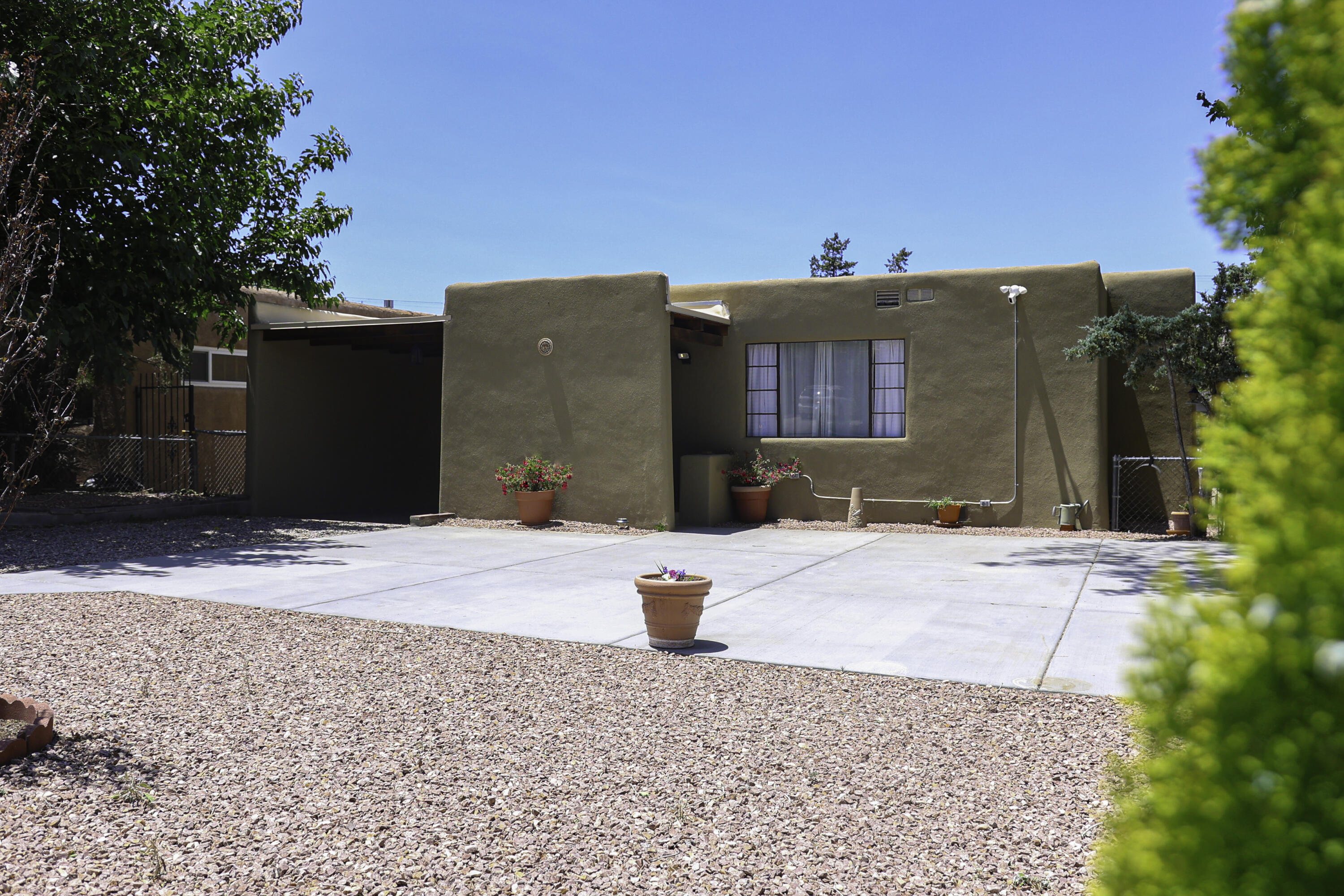 409 Richmond Drive SE, Albuquerque, New Mexico 87106, 3 Bedrooms Bedrooms, ,2 BathroomsBathrooms,Residential,For Sale,409 Richmond Drive SE,1061441