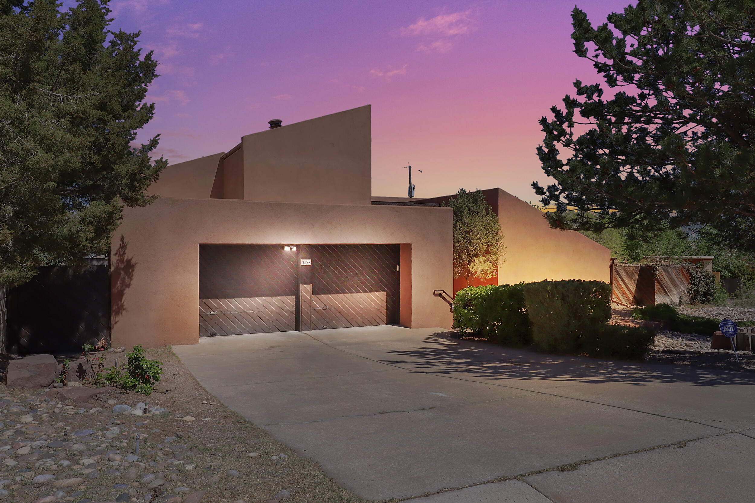 2527 Harold Place NE, Albuquerque, New Mexico 87106, 3 Bedrooms Bedrooms, ,3 BathroomsBathrooms,Residential,For Sale,2527 Harold Place NE,1061815