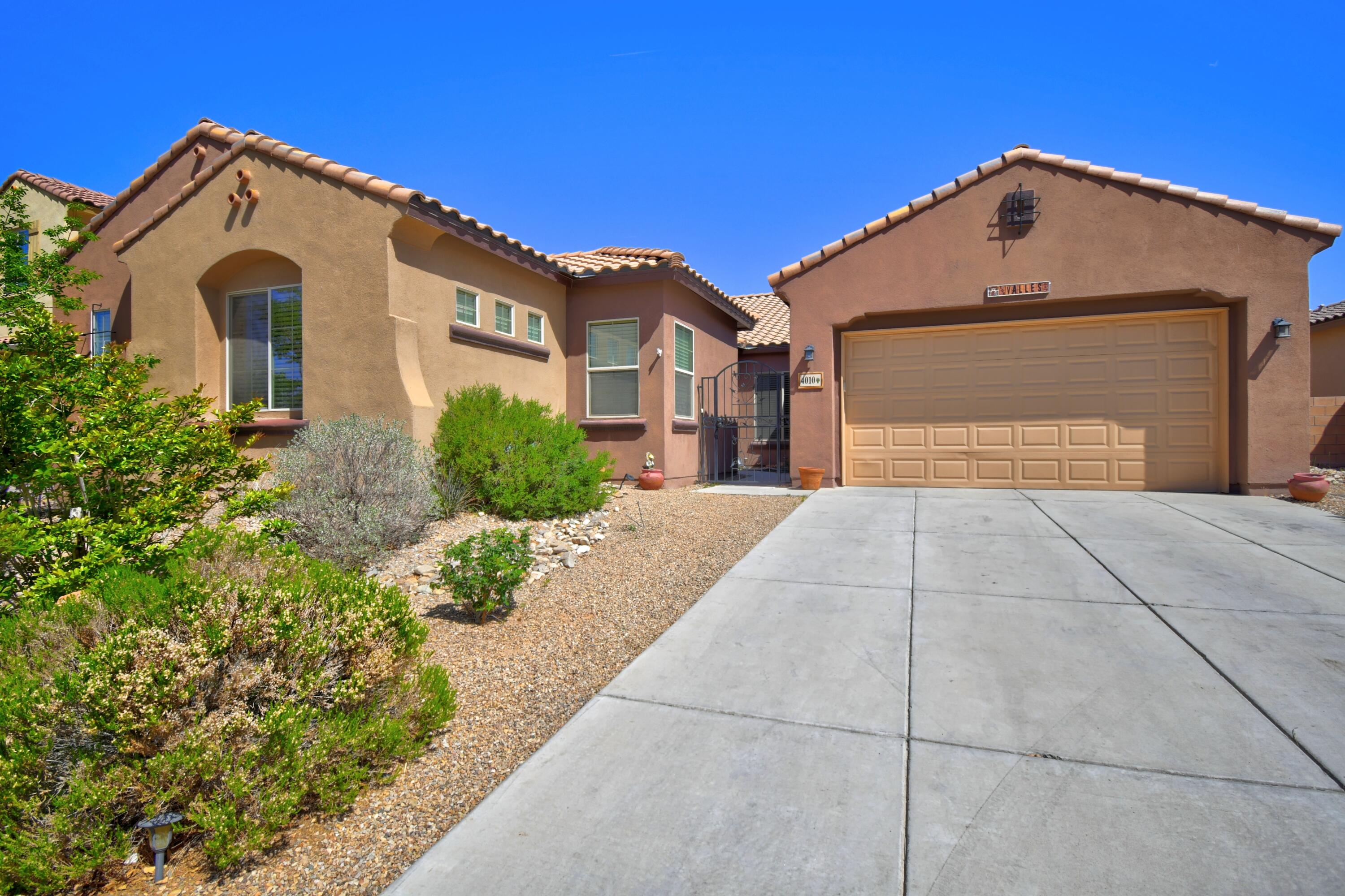 Beautiful home in a gated community in the Loma Colorado neighborhood. Large floorplan with great room and In-law suite. Granite countertops and spacious island in the kitchen. Large walk-in closet in the owner suite. if you're looking for space to grow this house is for you. It's a must see.
