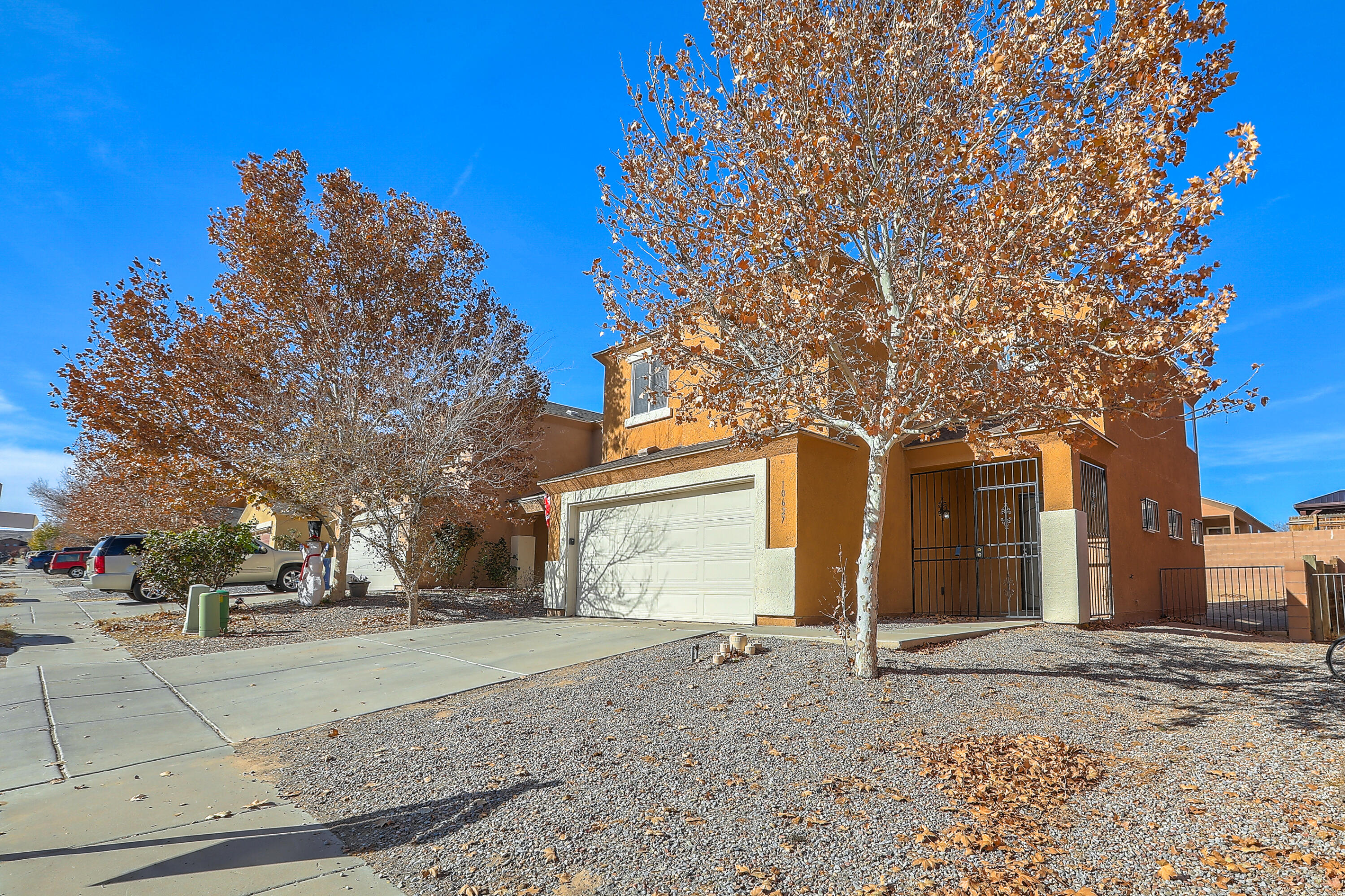 Move-in ready home in a great neighborhood. In addition to the new kitchen appliances, the washer and dryer are included as well.El Rancho Grande Park is within walking distance. Shopping and entertainment centers are minutes away. I40 is easily accessible.