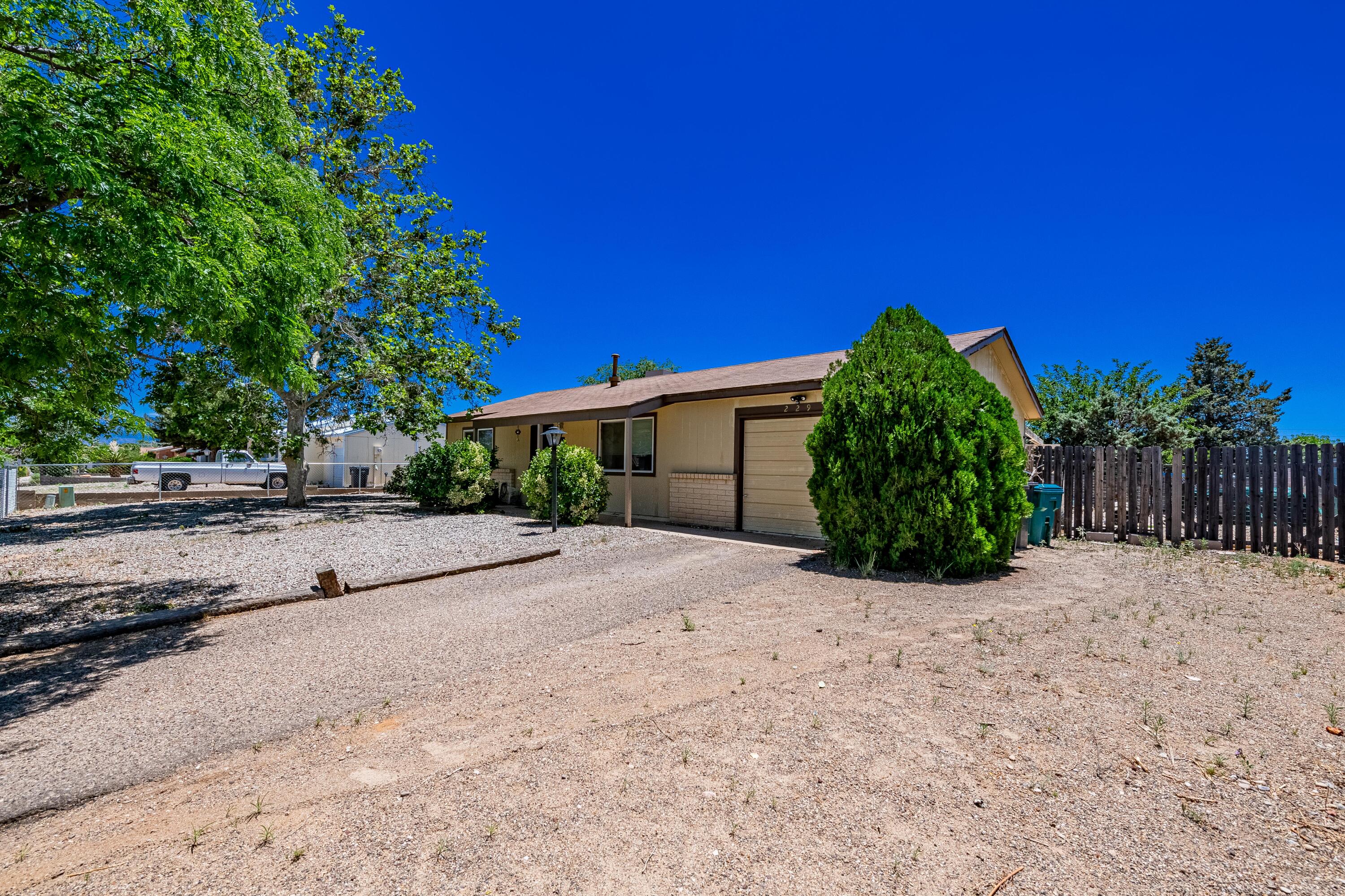 Don't miss out on this 2 bedroom cute house on a .20 acre lot that's in a great area with close access to Unser, shopping, movie theaters and more!
