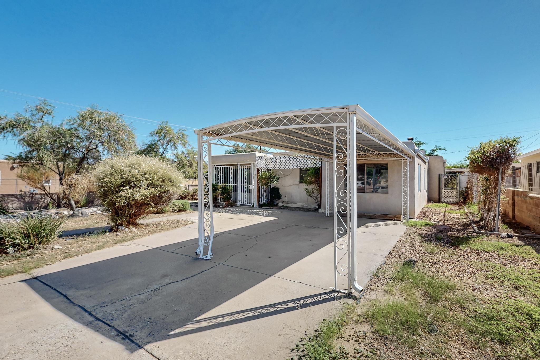 Don't miss this westside Gem. Bright floor plan with 3 bedroom, centralized kitchen and woodburning fireplace. Updates include, new carpet, evaporative cooler and lighting fixtures. Corner lot with a spacious back yard includes backyard access. Close to shopping and restaurants.