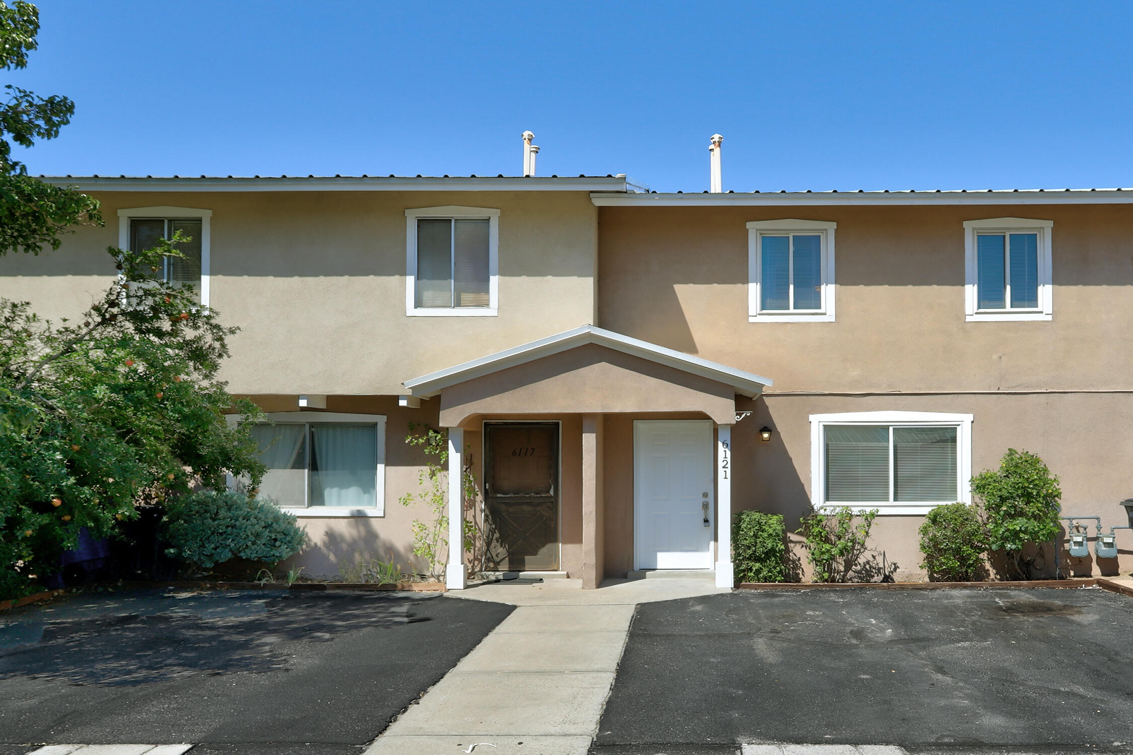 A must see 2 bedroom Townhome, with a spacious private backyard. Front door parking! Freshly painted with new carpet, new granite and appliances. Great location, within distance to shopping and local restaurants. Well cared for and ready for a new owner. Schedule a showing today!