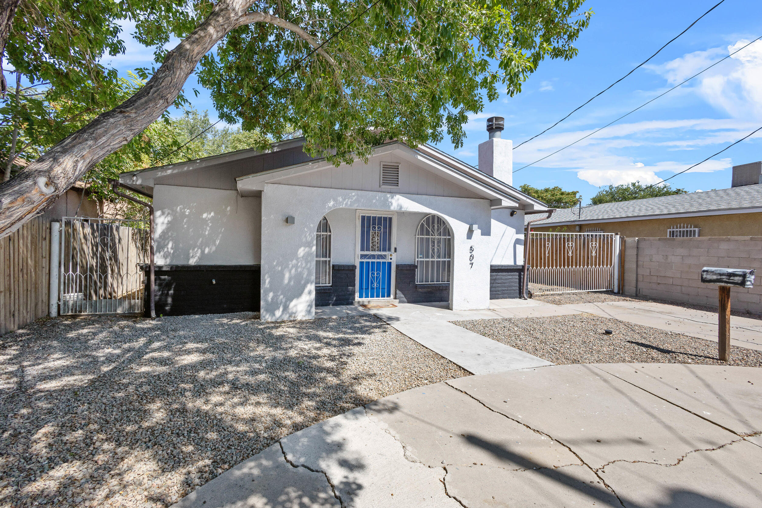 This beautifully renovated 3-bedroom, 2-bathroom residence boasts modern charm and convenience. Step into a bright and airy living space featuring sleek stainless-steel appliances that enhance both style and functionality in the kitchen. You'll find yourself just moments away from the trendy rail yards and delightful coffee shops, perfect for your morning brew or a leisurely afternoon catch-up. Don't miss the opportunity to make this stunning property your own--come and check out this beauty today!