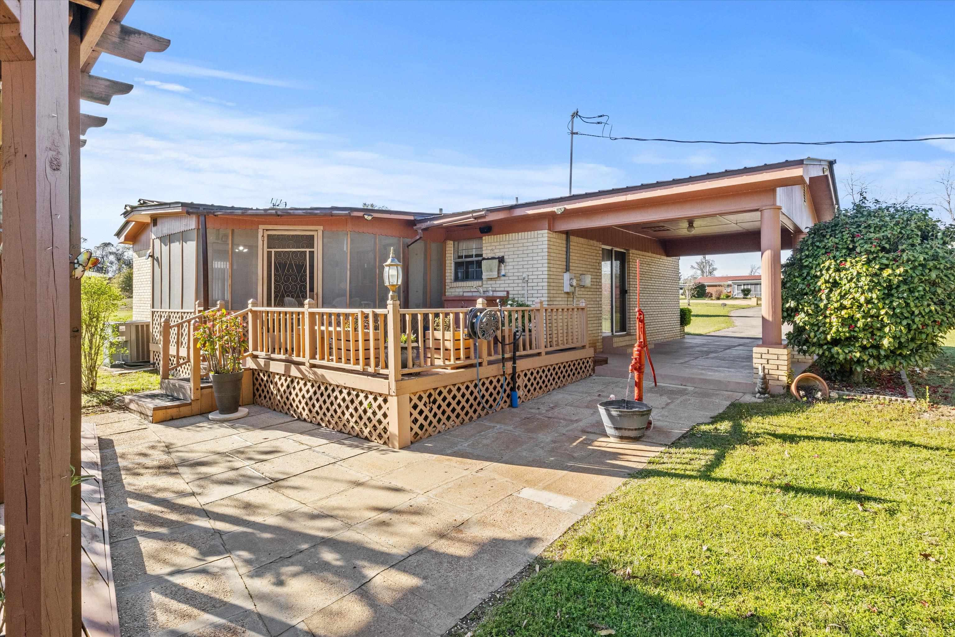 1671 Sand Basin Road, Grand Ridge, Florida image 5