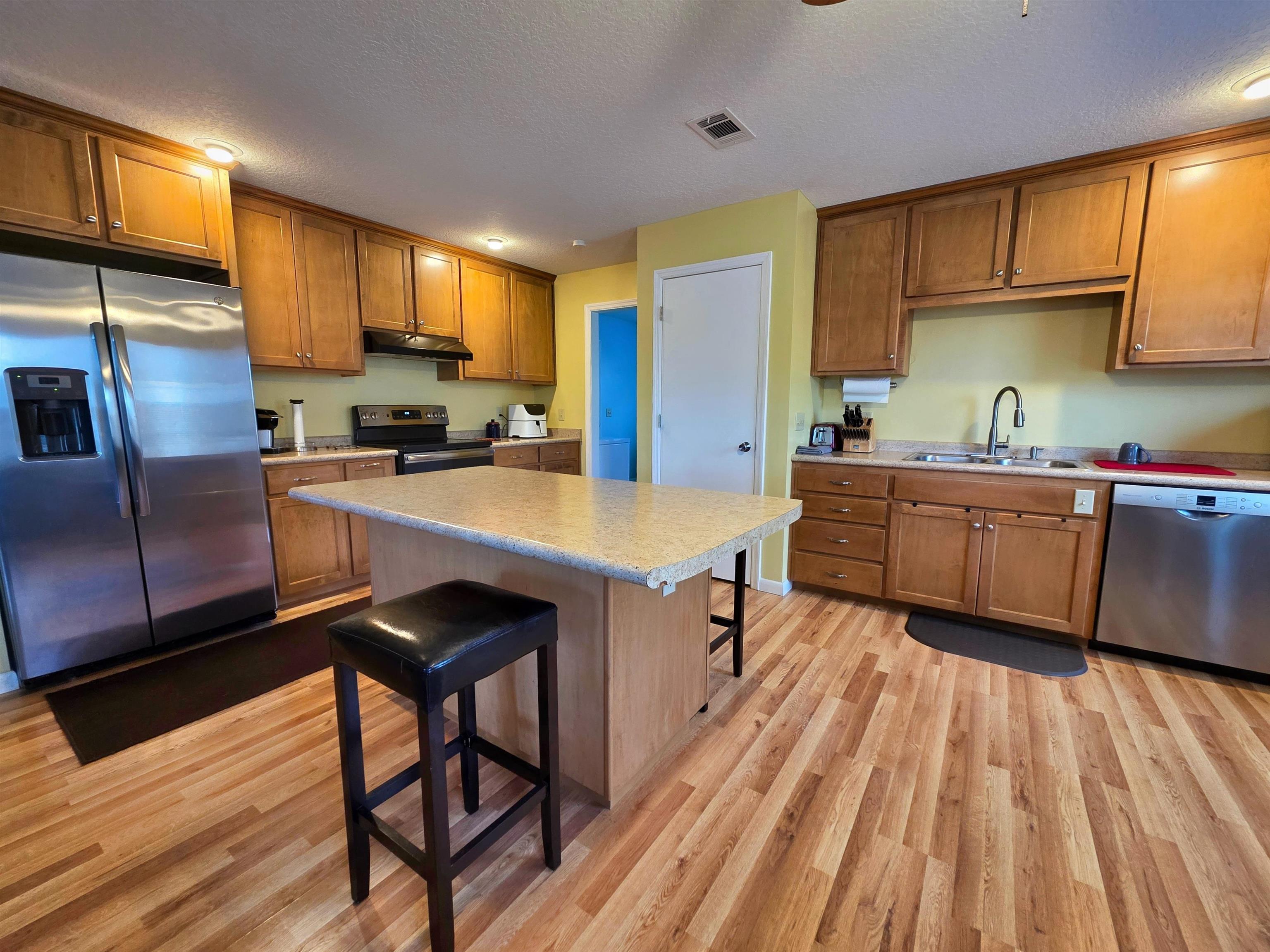 715 SE Lakeshore Drive, Madison, Texas image 4