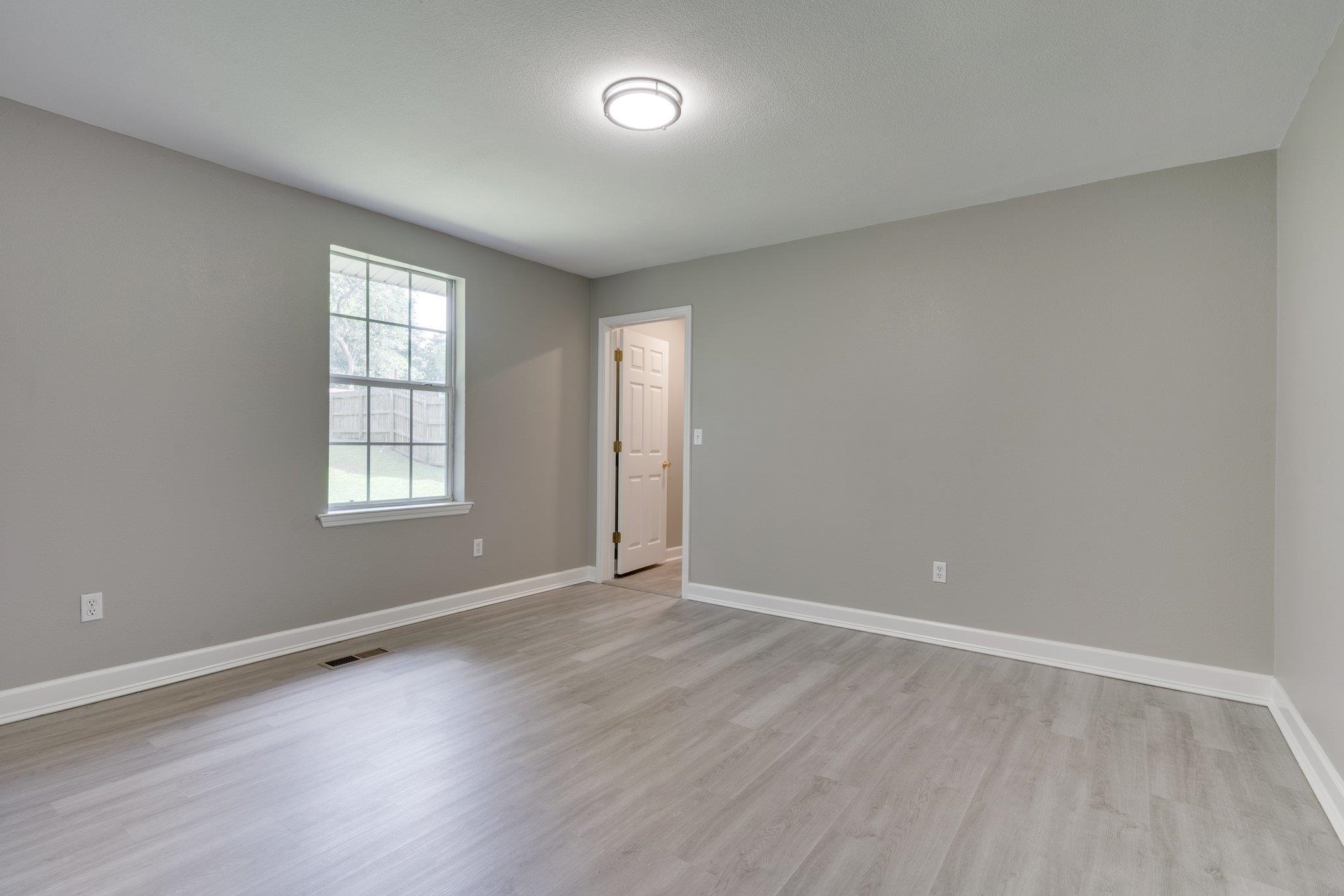 2103 Queenswood Drive, Tallahassee, Texas image 11