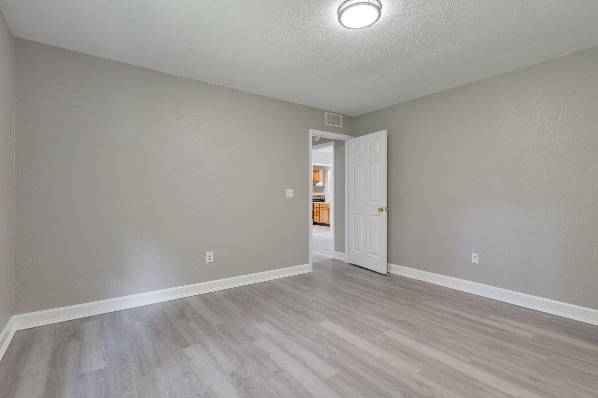 2103 Queenswood Drive, Tallahassee, Texas image 17