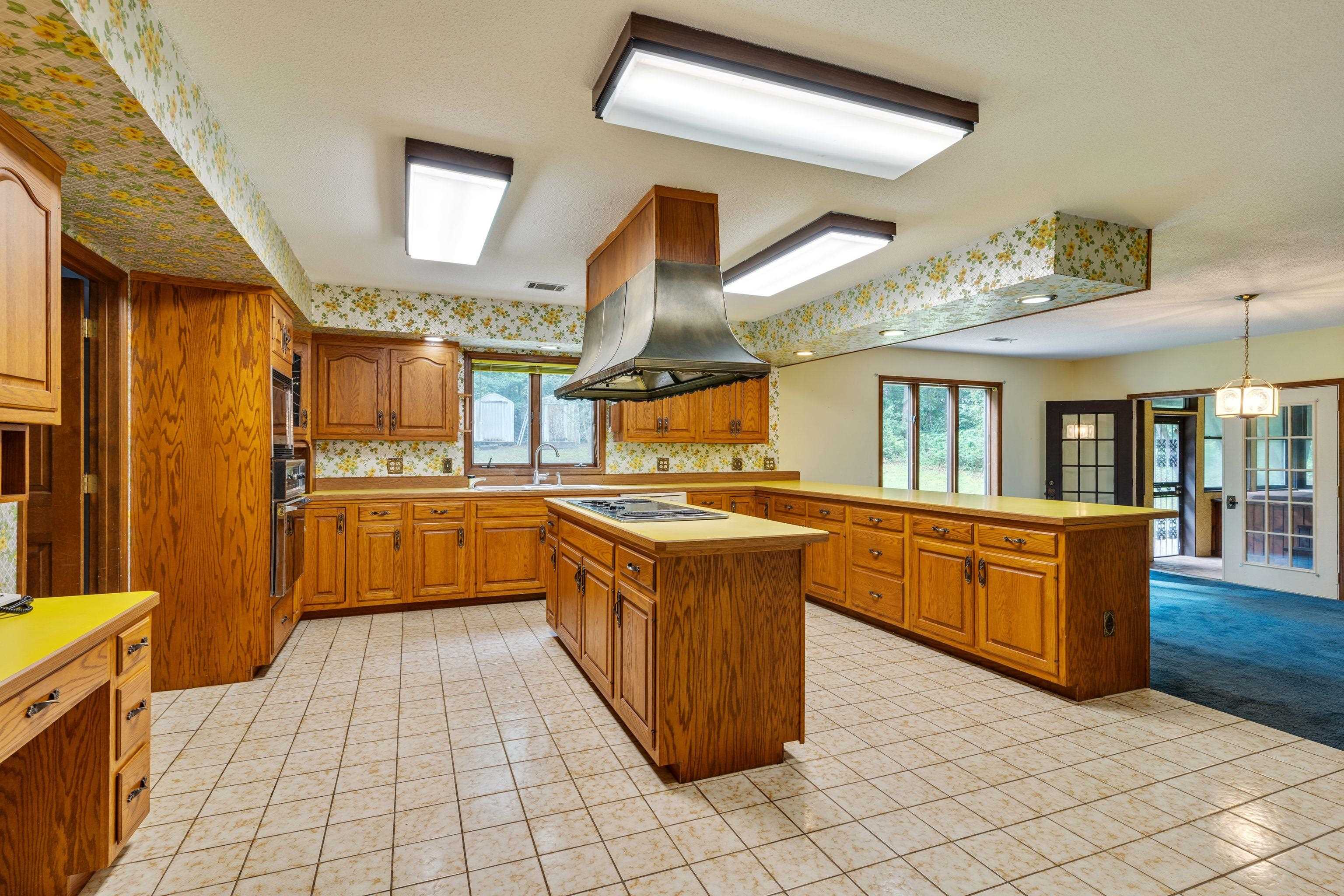 6375 Thomasville Road, Tallahassee, Florida image 7