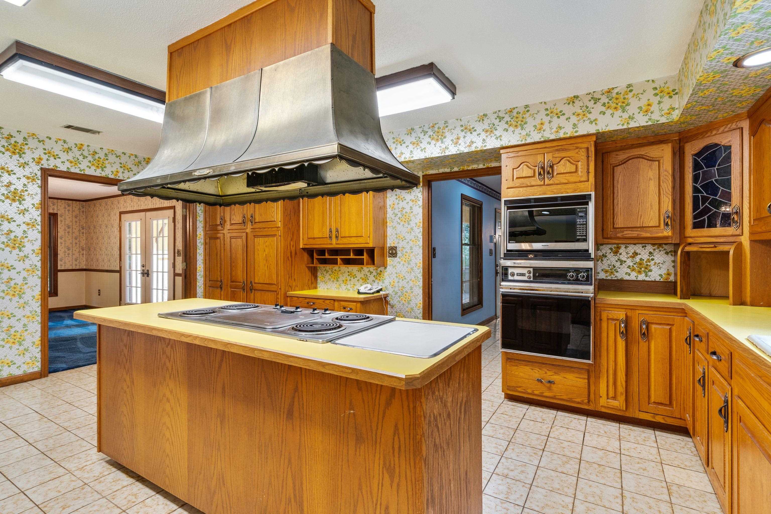 6375 Thomasville Road, Tallahassee, Florida image 9